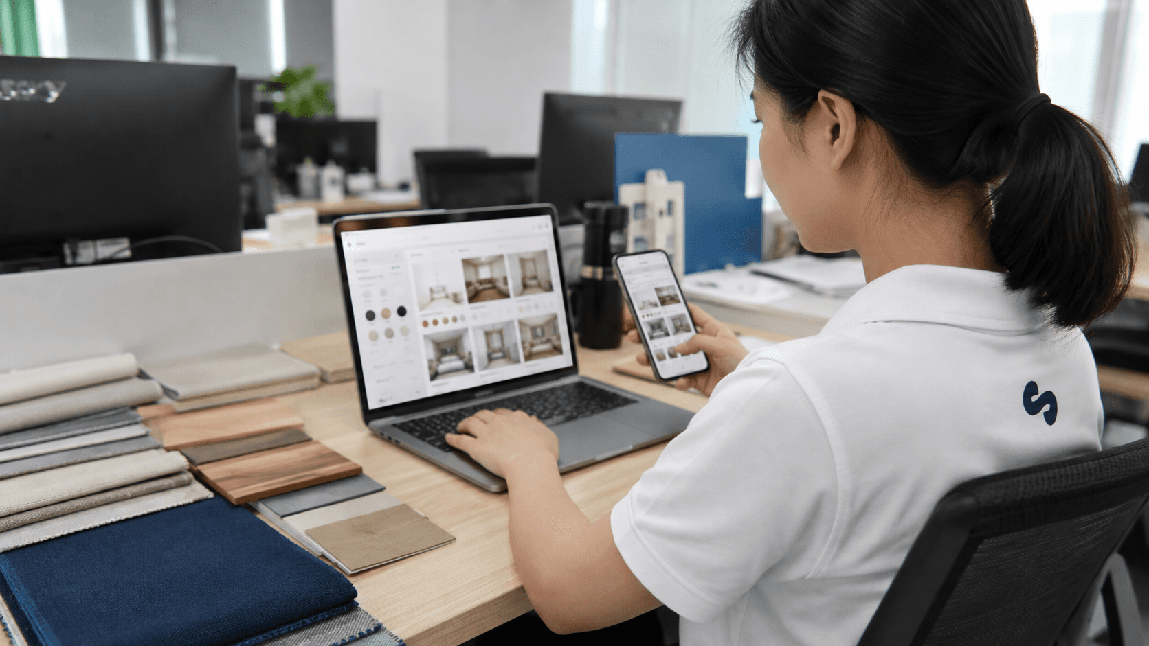 Nhân sự Công Thiên kiểm tra catalogue và bộ lọc sản phẩm nội thất