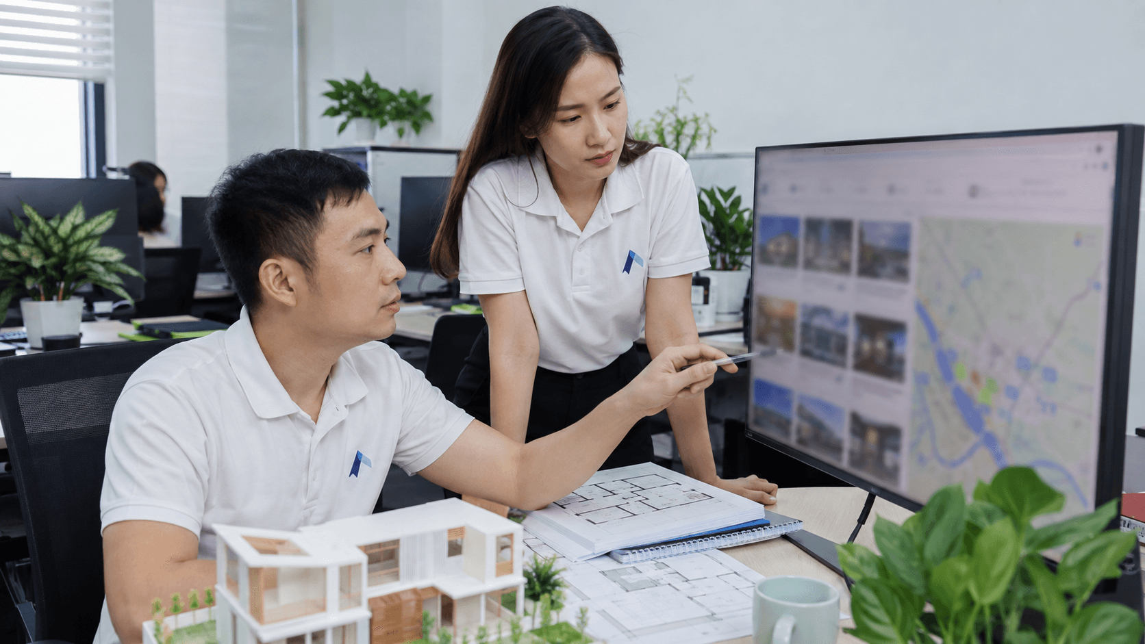 Nhân sự Công Thiên kiểm thử website bất động sản trên màn hình lớn