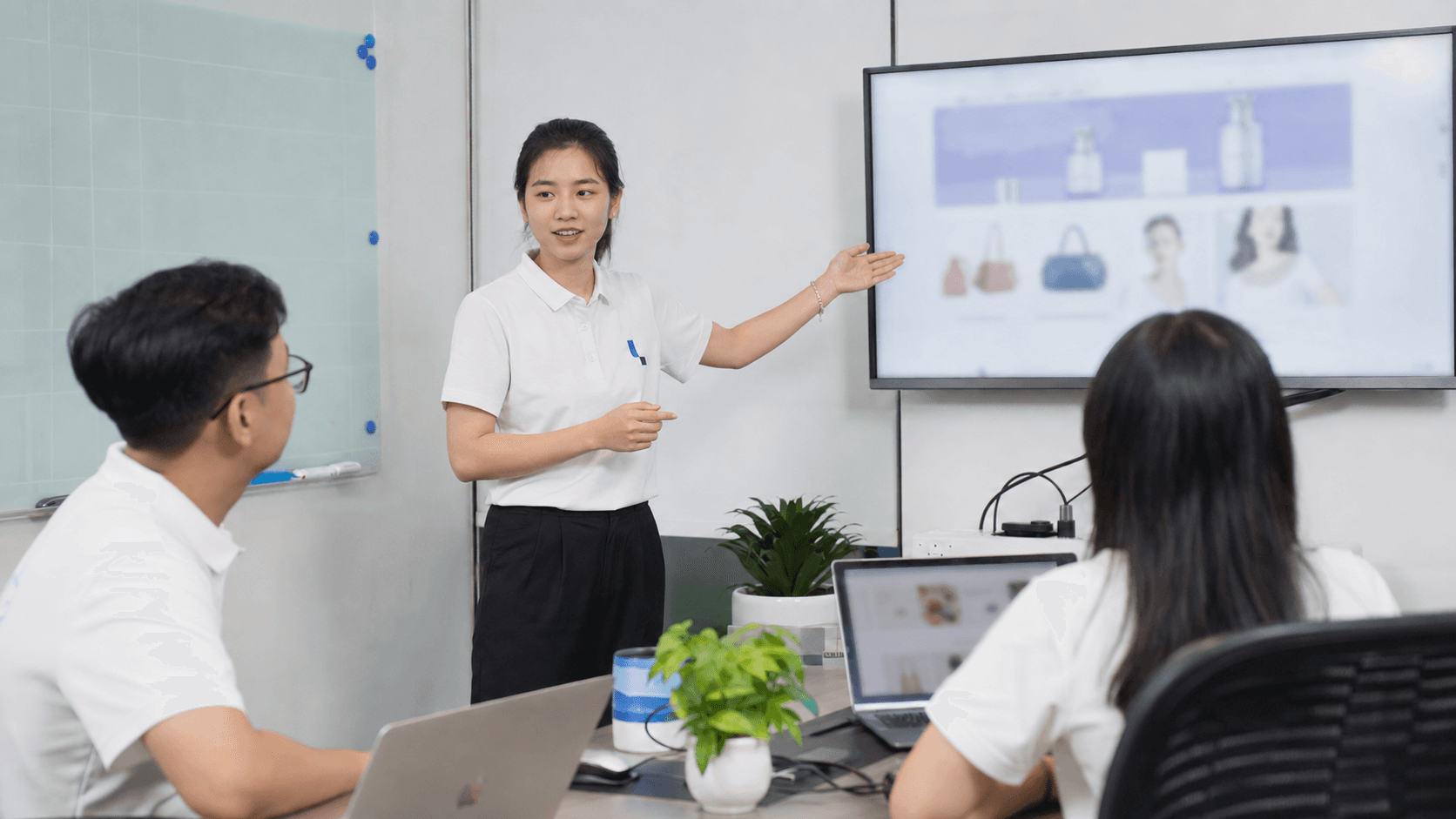 Chuyên viên Công Thiên trình bày giải pháp website cho đội ngũ dự án