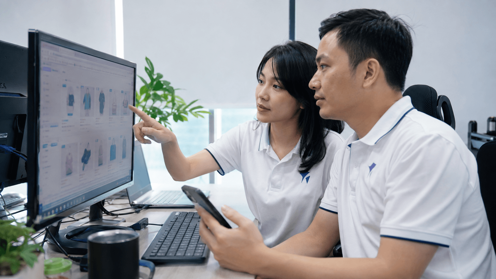 Nhân sự Công Thiên kiểm tra trải nghiệm mua hàng trên màn hình và điện thoại