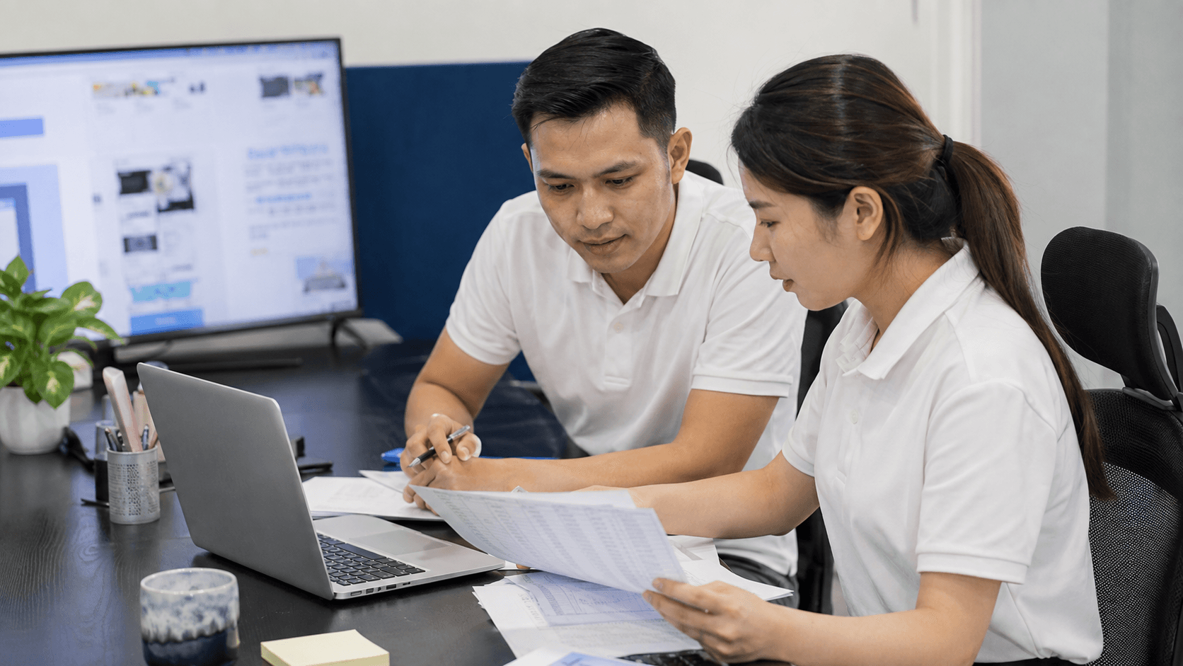 Nhân sự Công Thiên cùng xem phạm vi và chi phí dự án website